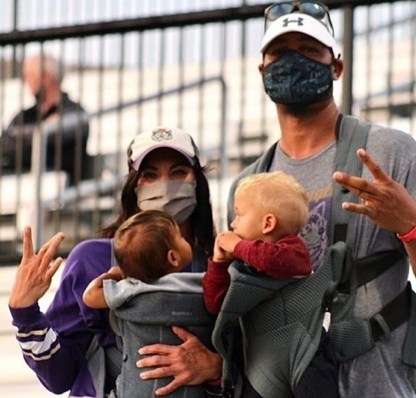 Hope Solo en la tribuna junto a su familia