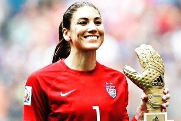 Hope Solo posa con premio