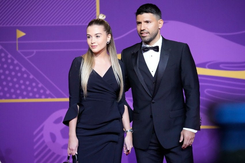 Sergio Agüero y su novia en la alfombra roja del sorteo de Qatar 2022