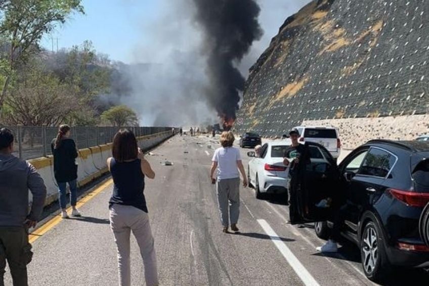 Personas viendo el accidente en la autopista del Sol