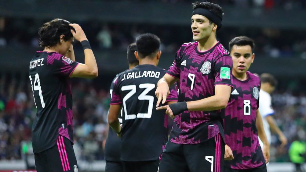 Raúl Jiménez en un partido de la Selección Mexicana