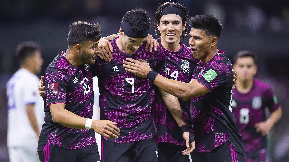 Jugadores de la Selección Mexicana festejando gol en el Estadio Azteca