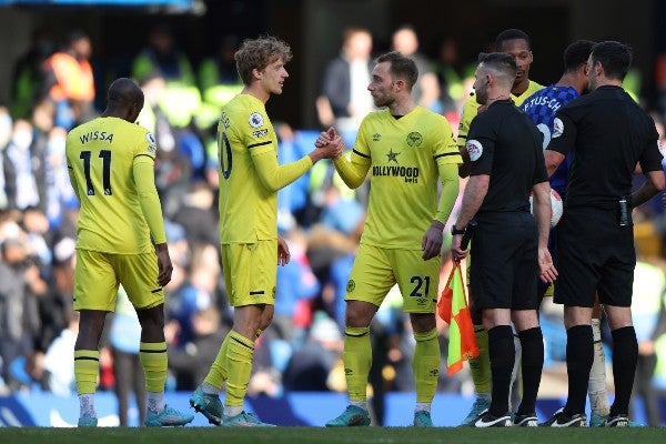 Christian Eriksen celebra con sus compañeros del Brentford