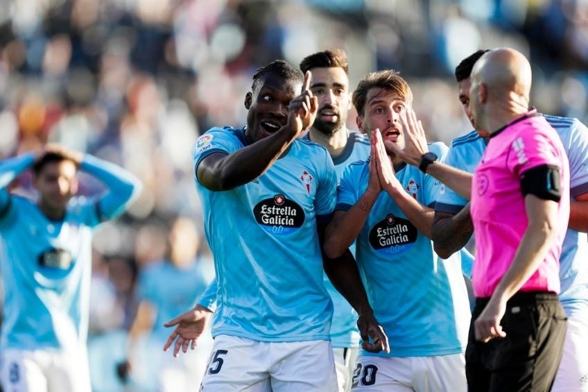 Jugadores del Celta reclamando un penalti