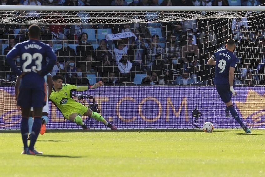 Karim Benzema anotando el penalti