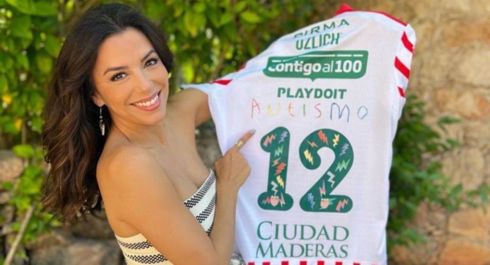 Eva Longoria con la playera conmemorativa