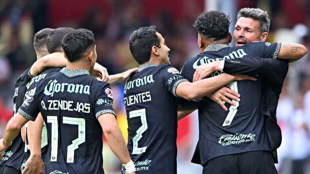 Integrantes del América celebrando un gol a favor