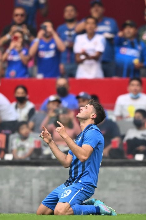 Santiago Giménez, delantero de Cruz Azul, celebrando un gol