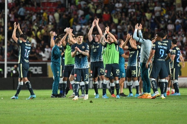 Jugadores del América celebran triunfo