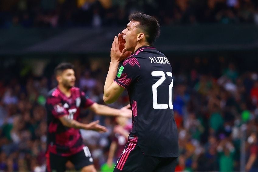 Hirving Lozano lamentando una falla