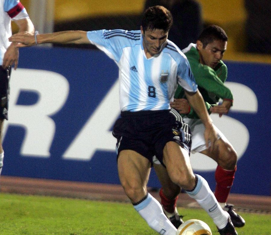 Morales pelea el balón con Javier Zanetti