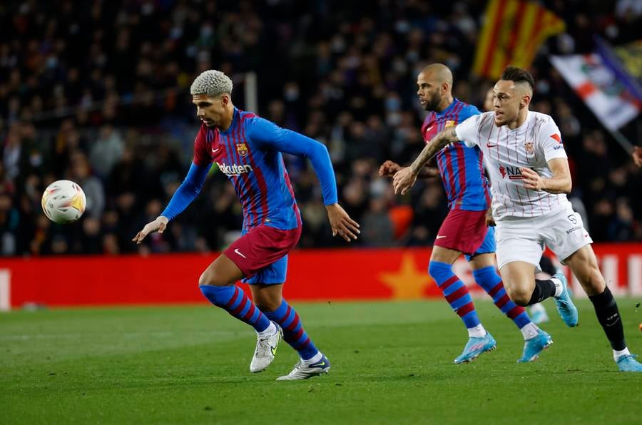 Araujo en partido con el Barcelona