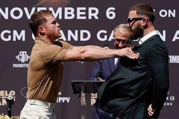 Canelo frente a Caleb Plant en conferencia