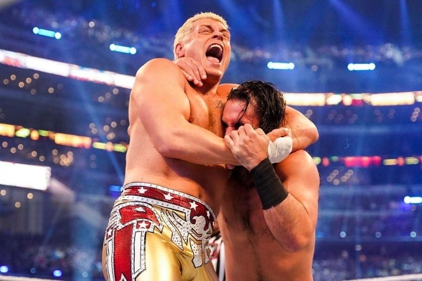 Cody Rhodes en la lucha frente a Seth Rollins