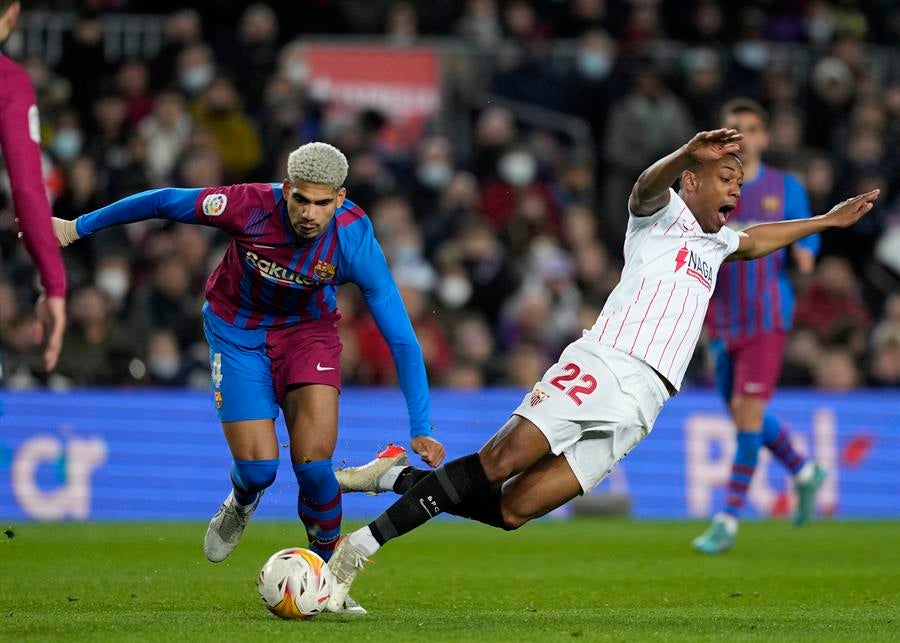 Araujo en partido con el Barcelona