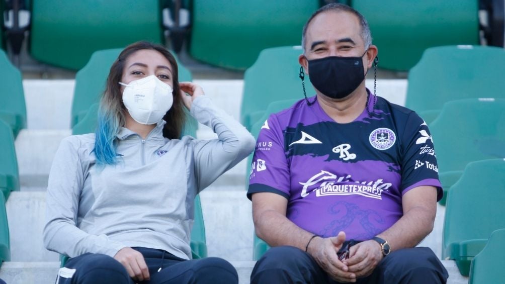 Aficionados con cubrebocas en un estadio de la Liga MX