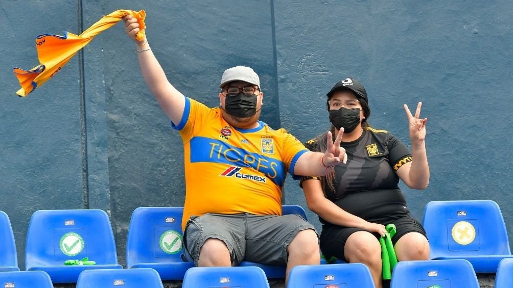 Aficionados con cubrebocas en un estadio de la Liga MX