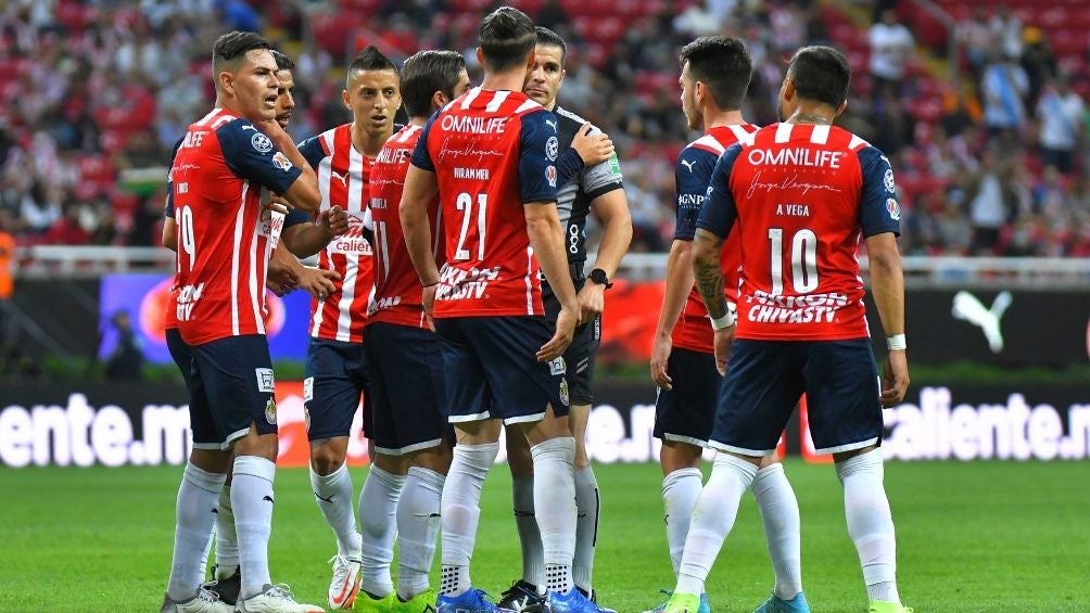 Jugadores de Chivas en un partido 