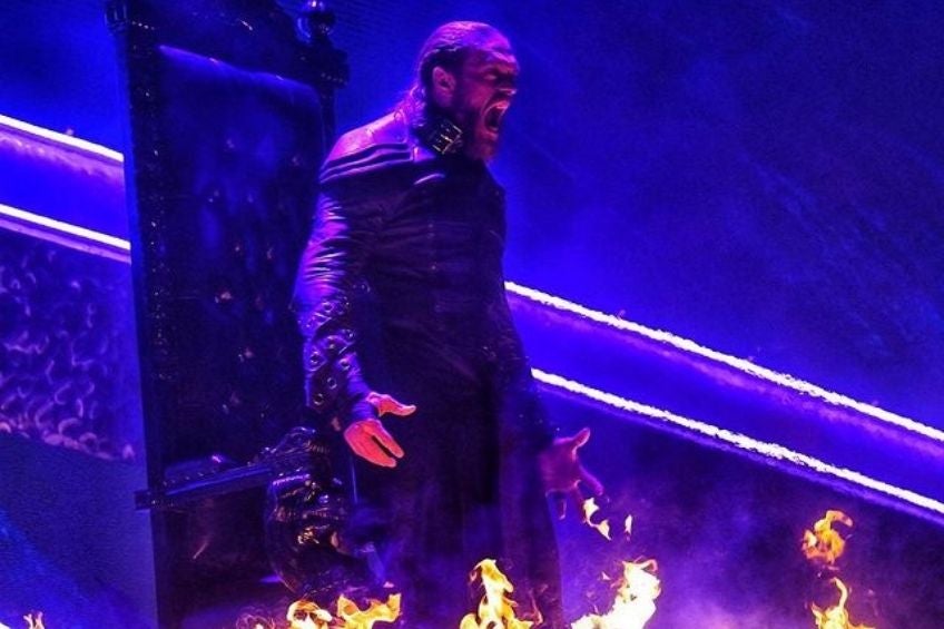 Edge realizando su entrada al ring