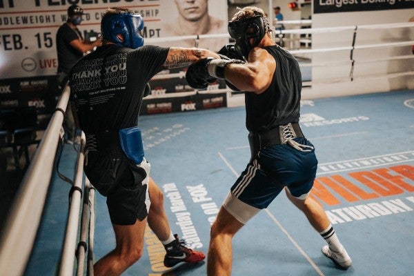 Caleb Plant durante entrenamiento