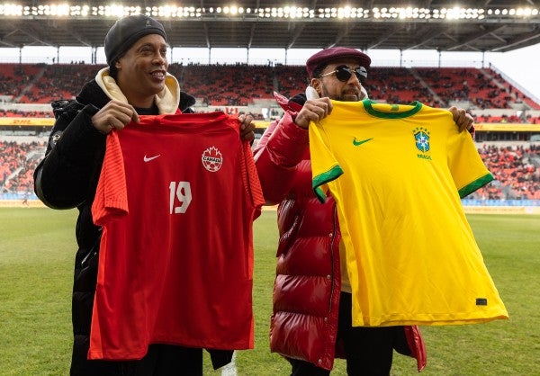 Ronaldinho junto a Dwayne de Rosario