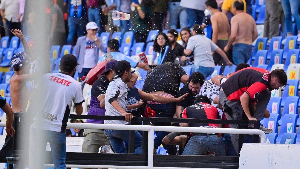 Aficionados en el inicio de la pelea en las gradas 