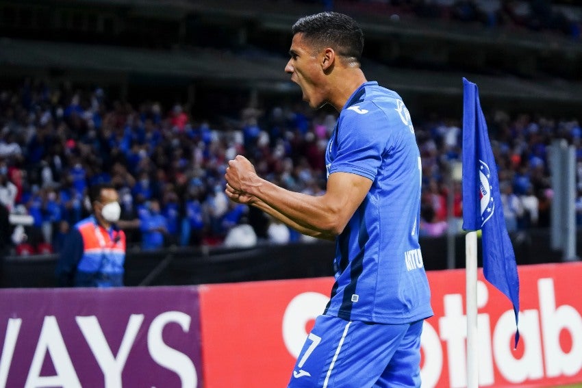 Uriel Antuna en un partido de Cruz Azul