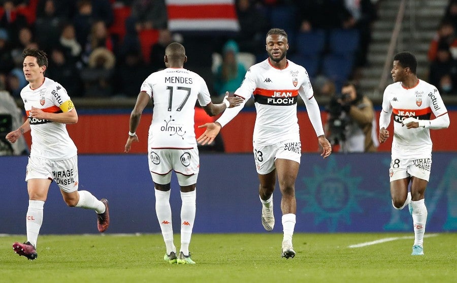 Jugadores del Lorient celebran anotación de Terem Moffi