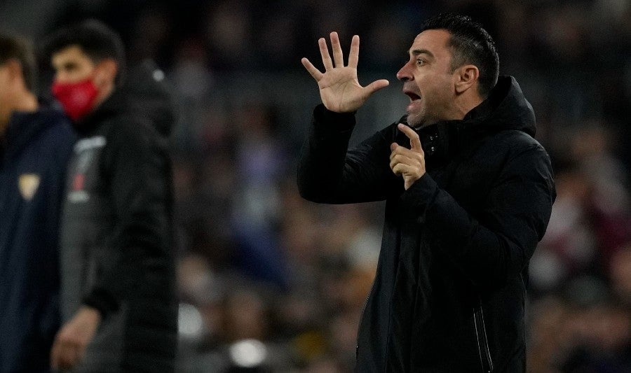 Xavi Hernández dando indicaciones