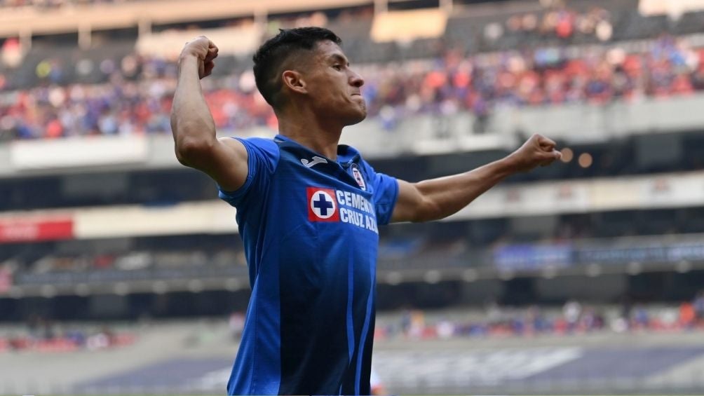 Antuna en un partido con Cruz Azul