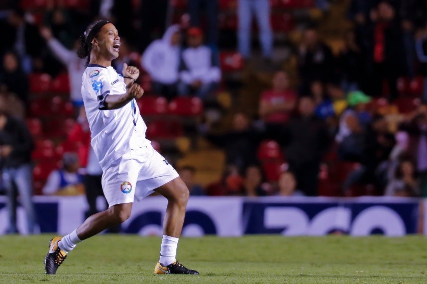 Ronaldinho en un partido amistoso en México 