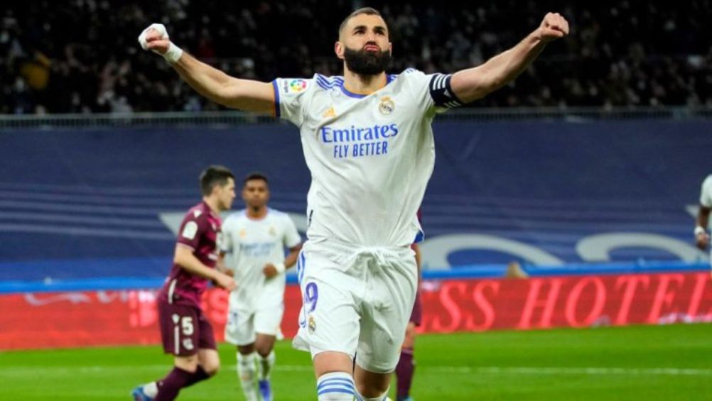 Benzema festeja un gol con el Real Madrid