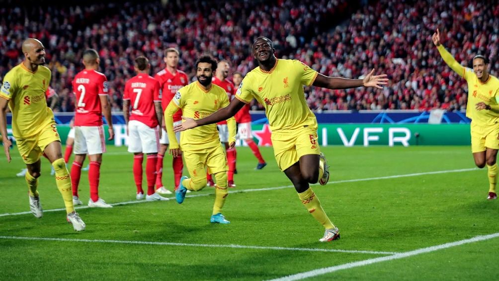 Liverpool festejando gol ante el Benfica en el Estadio Da Luz