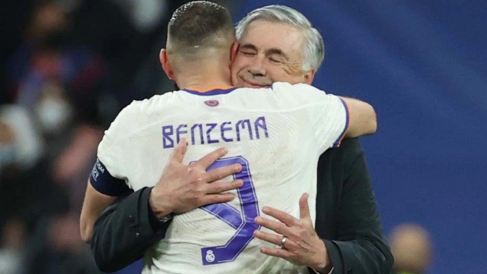 Ancelotti abraza a Benzema durante partido