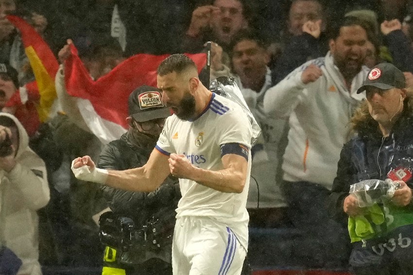 Benzema celebrando su triplete vs Chelsea 