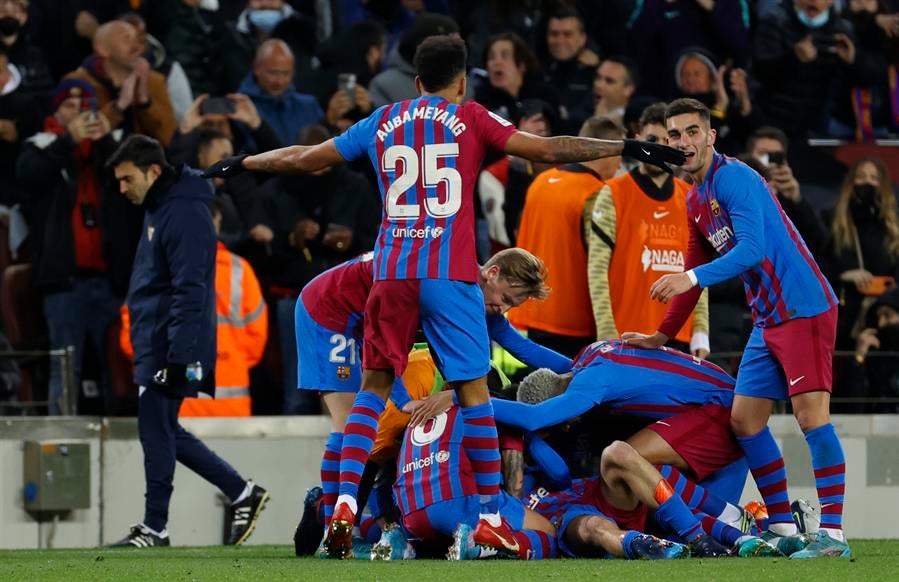 Jugadores del Barcelona festejando un gol