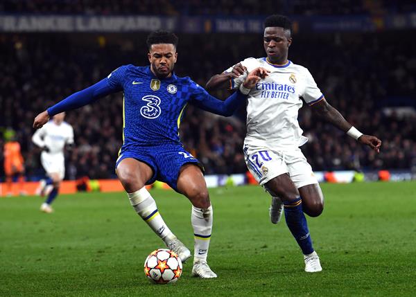 Reece James del Chelsea vs Vinícius del Real Madrid en Champions