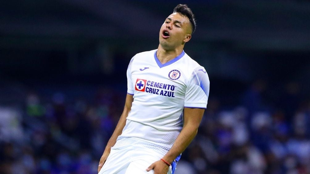 Morales en un partido con Cruz Azul