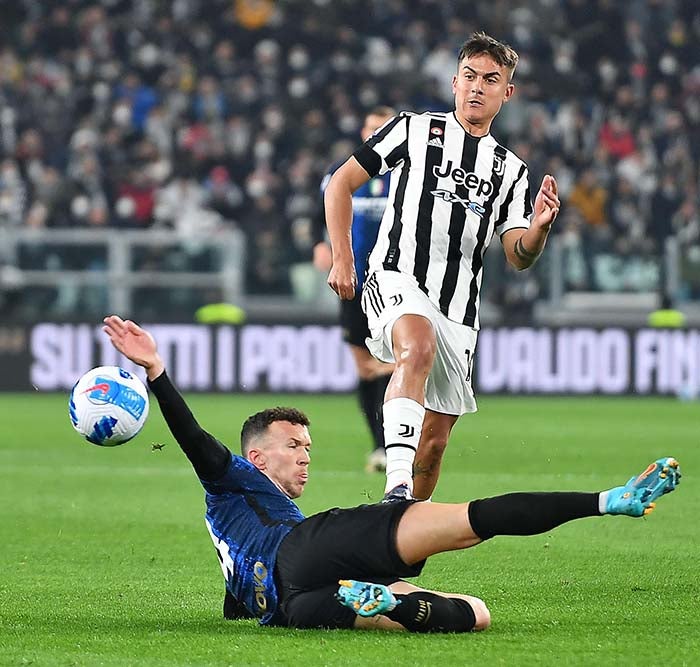 Dybala, en el clásico italiano contra el Inter de Milán 