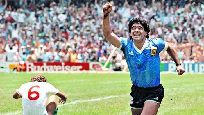 Maradona anotando el 1-0 ante Inglaterra 