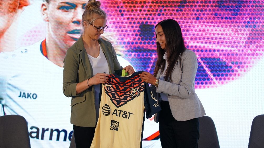 Anna Klink durante conferencia de prensa de Bayer en México