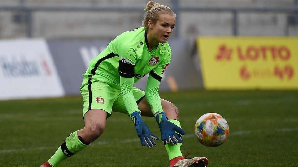 Anna Klink jugando partido con el Bayer 04 Leverkusen Femenil