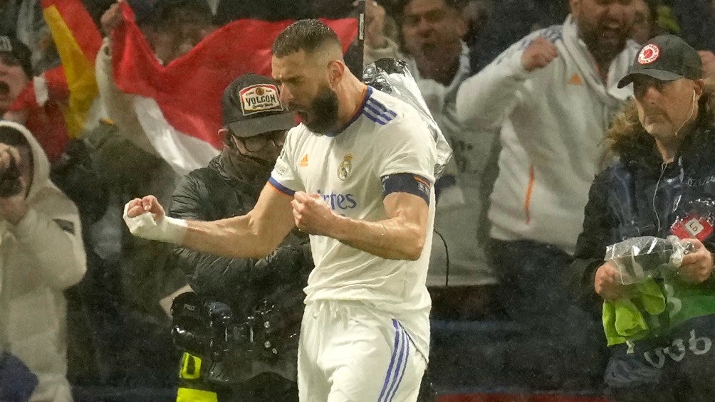 Karim Benzema celebra con el Real Madrid