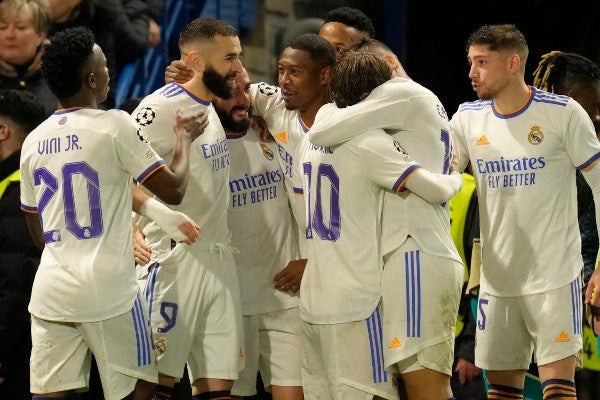 Karim Benzema celebra junto a sus compañeros del Real Madrid