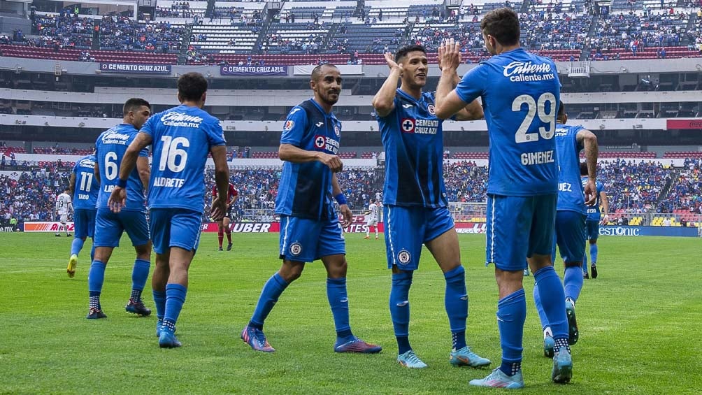 Jugadores celestes festejan un gol en el Azteca 