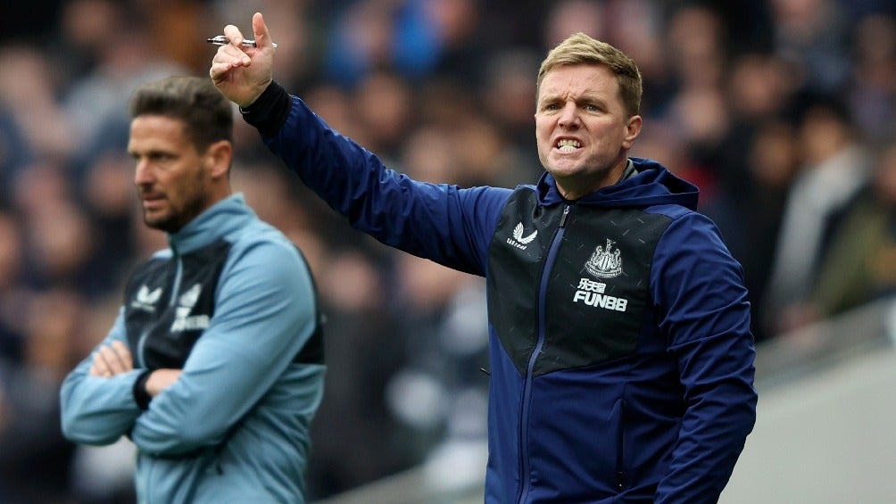 Eddie Howe dirigiendo al Newcastle en partido de la Premier League