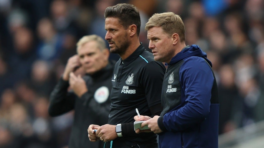 Eddie Howe dirigiendo al Newcastle en partido de la Premier League