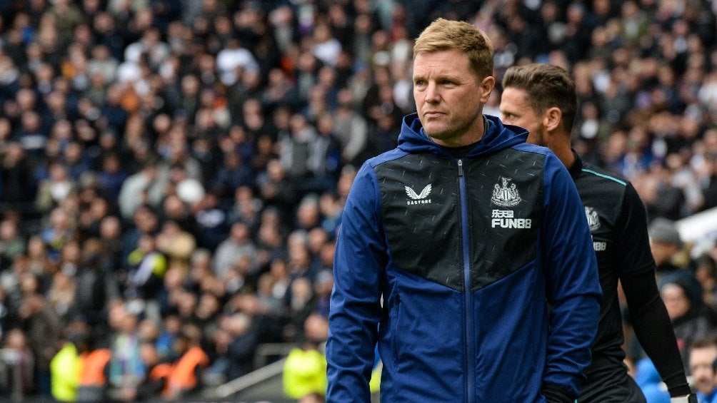 Eddie Howe dirigiendo al Newcastle en partido de la Premier League