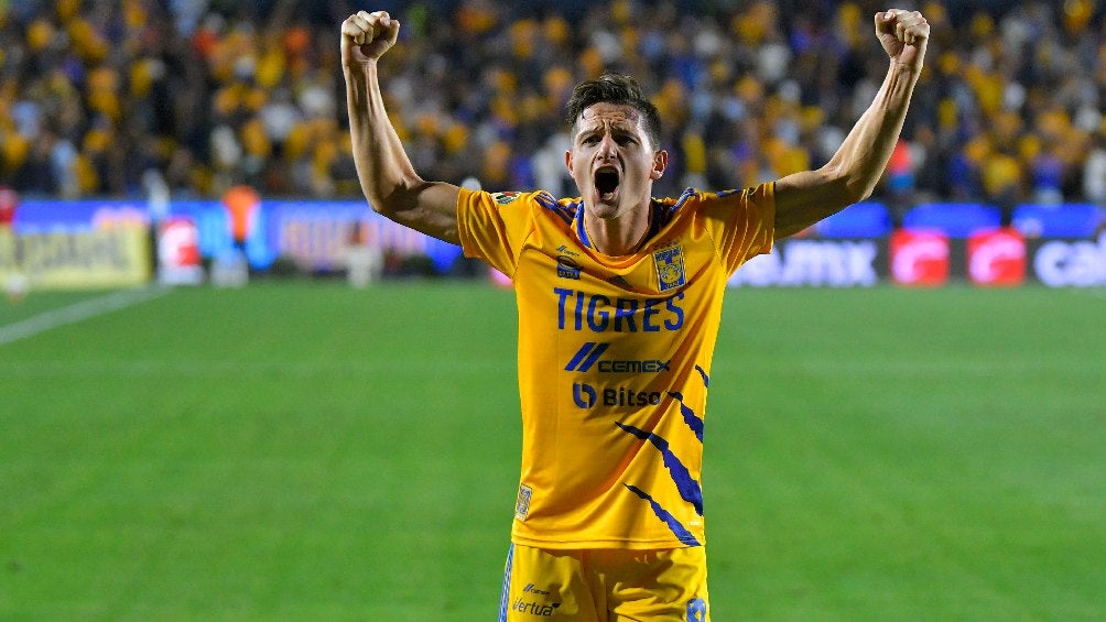 Florian Thauvin festejando gol con Tigres en el Clásico Regio