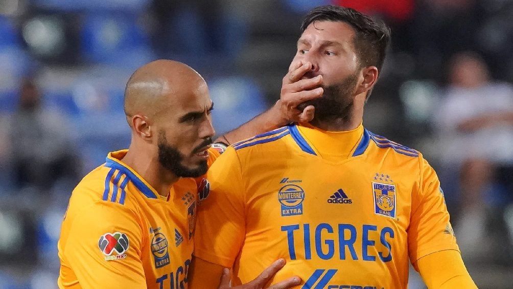 Guido Pizarro tranquilizando a André-Pierre Gignac en Pachuca